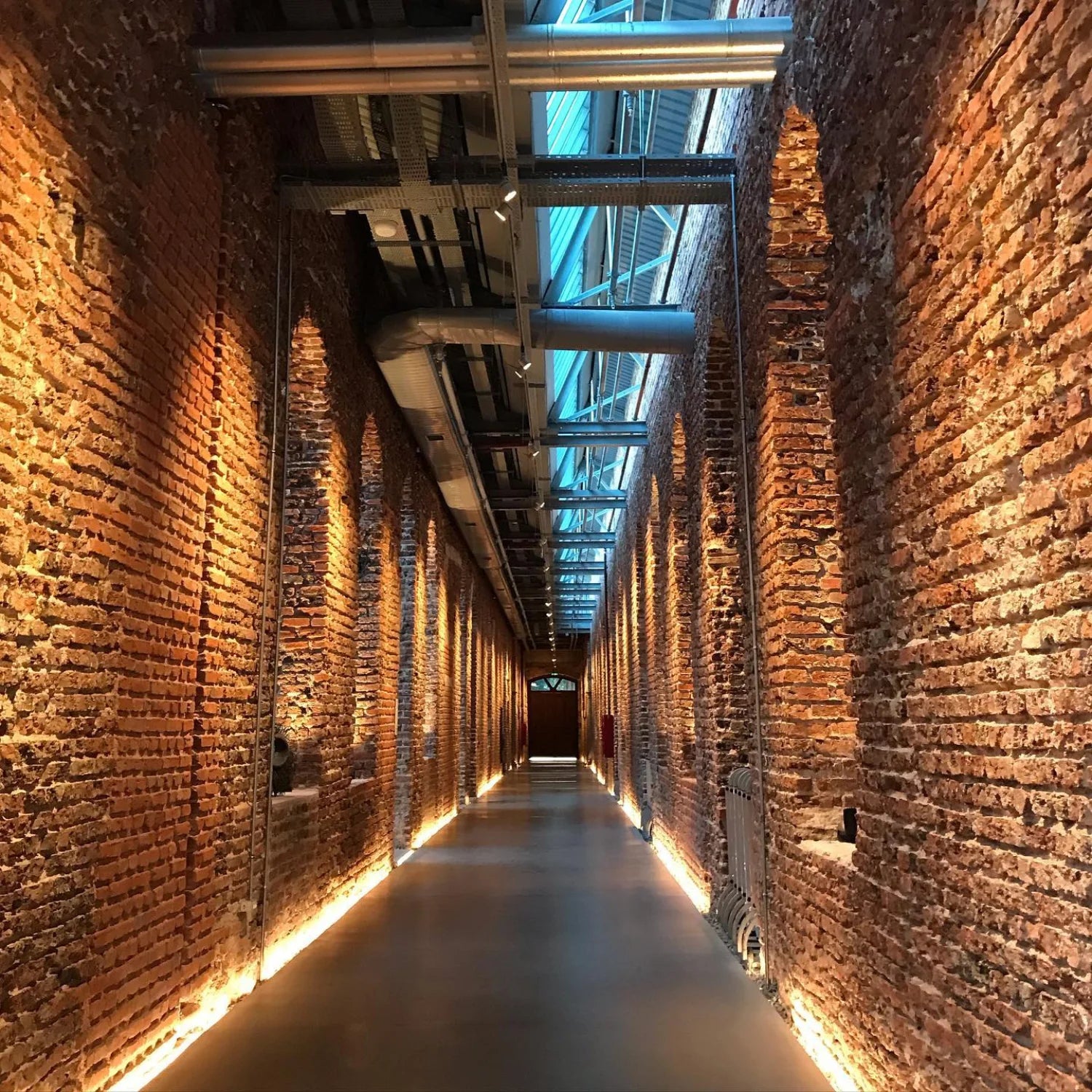 كشاف الترالايت جداري خارجي (YL6706F) – إضاءة حائط ضد الماء 36 واط بعدسات OSRAM